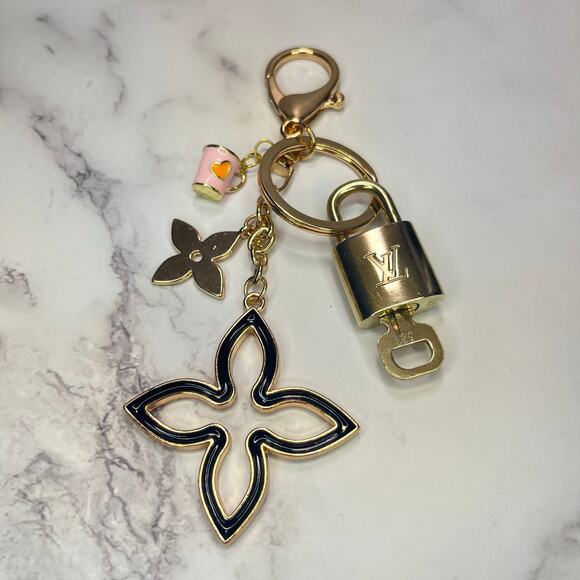 Louis Vuitton Lock & Key Set #321 with a Goldtone Floral Keychain/Bag Charm - Picture 1 of 6